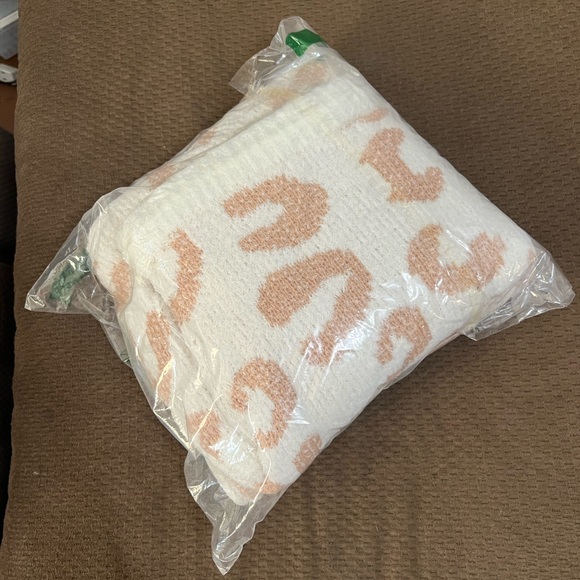 Fleece Cheeta PJ Set. It’s brand new. XL - Picture 2 of 2